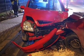 Tři lidé skončili v nemocnici po srážce dvou aut na Olomoucku. Viník neměl za volantem co dělat - Novinky